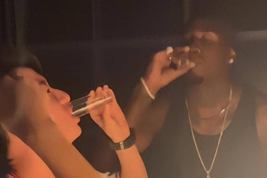 男女一边吃奶一边做爰